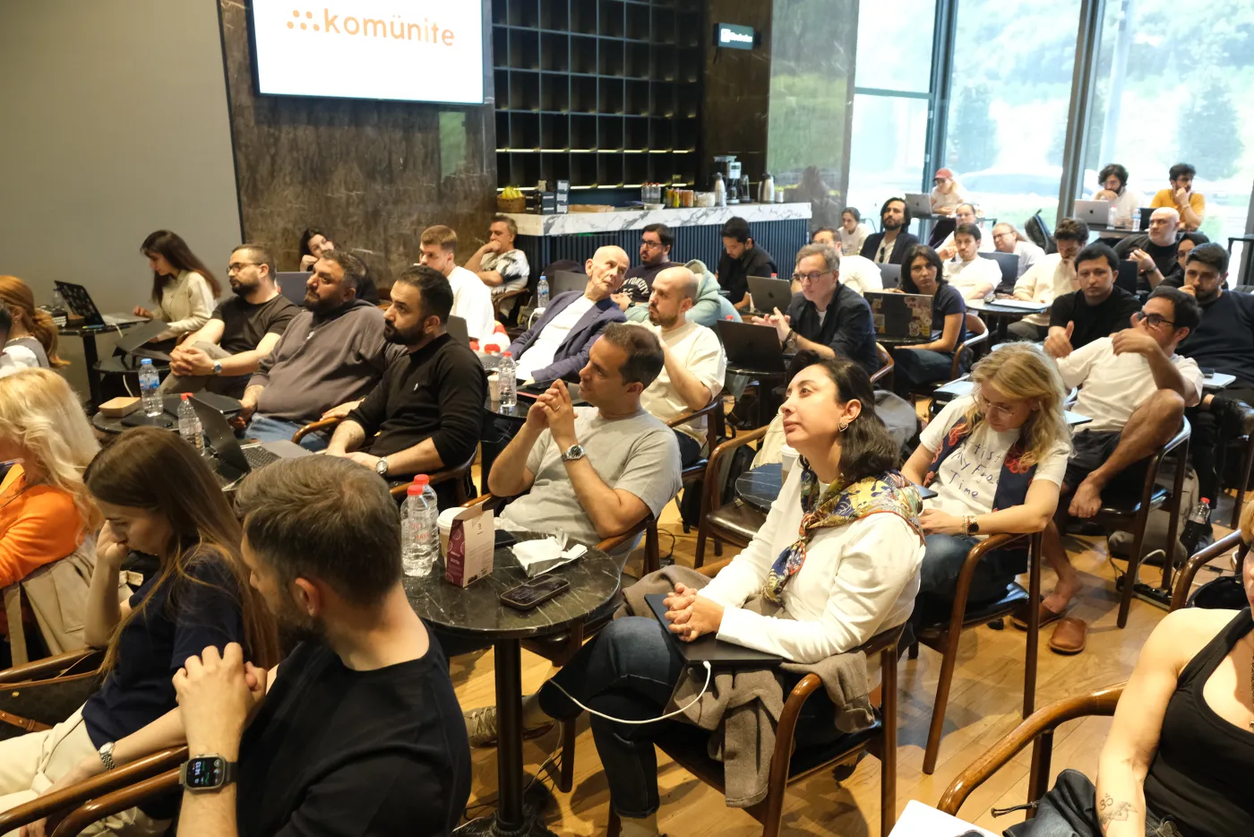 Komünite Space, gündüz oturumu